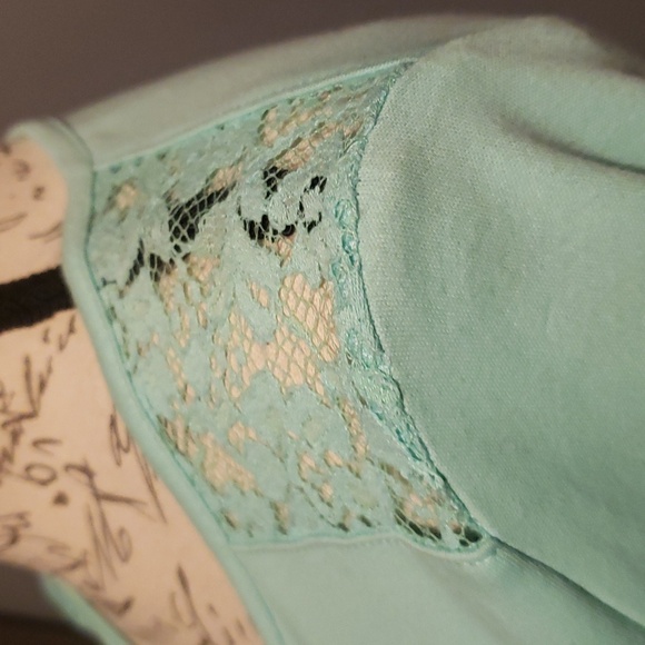 Kim Roger's Lady's V-Neck 3/4 Sleeved with Beautiful Lace Shoulders - Picture 4 of 10